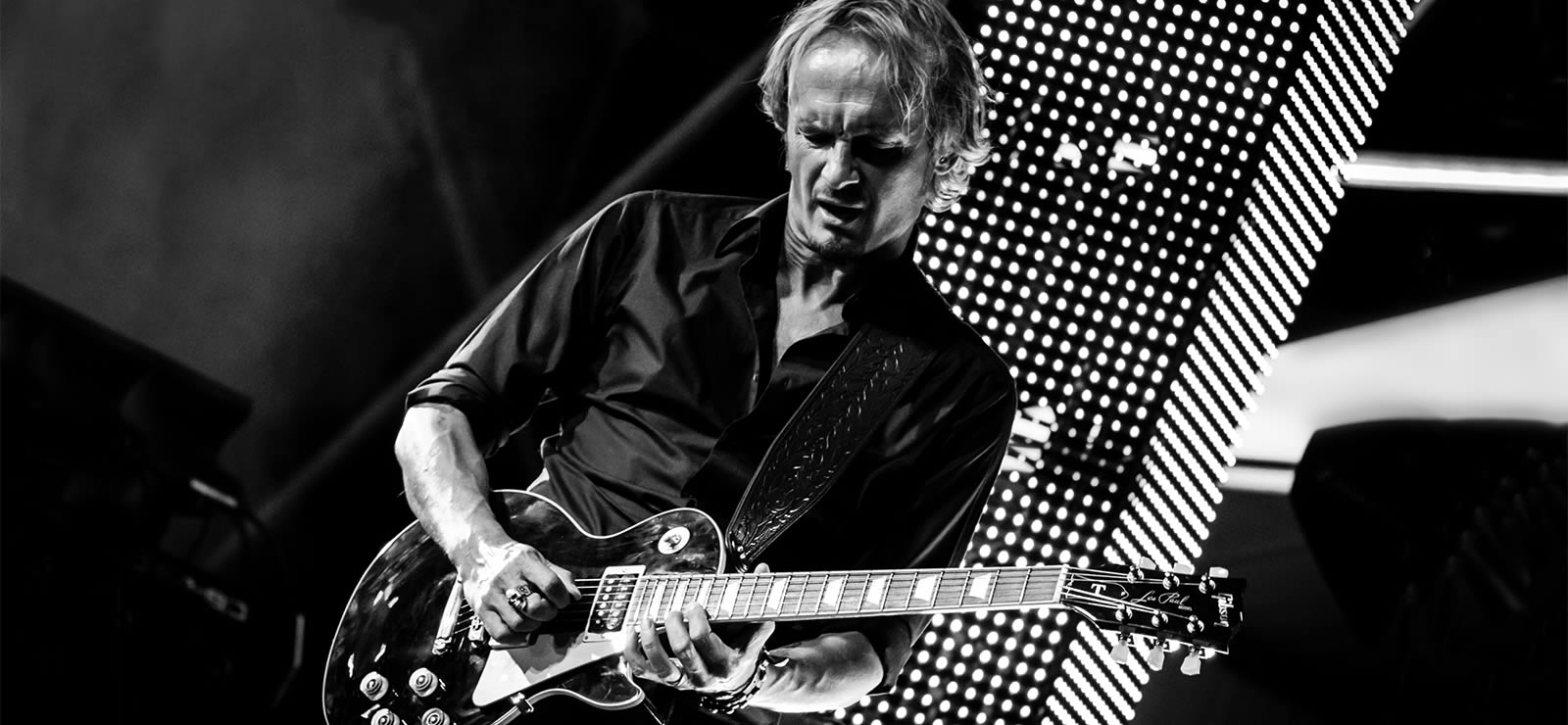 Luca Colombo sul palco con la chitarra